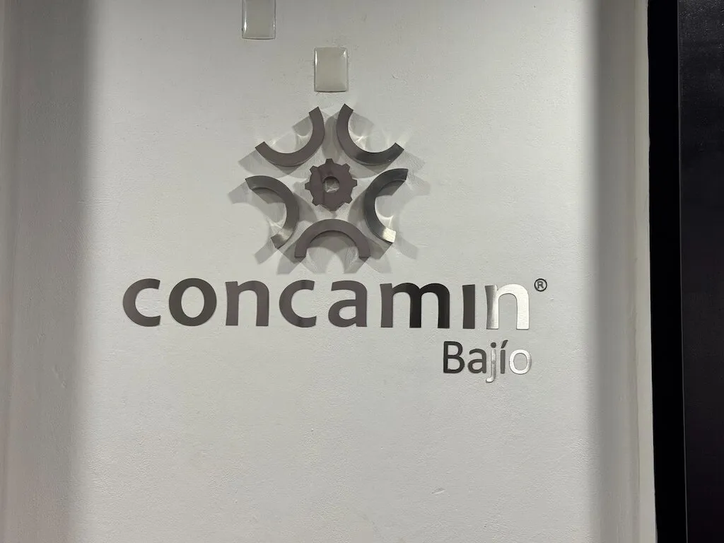 Logotipo de CONCAMIN Bajío en relieve sobre muro blanco