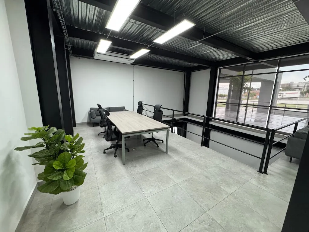 Oficina privada con escritorio y mesa de trabajo