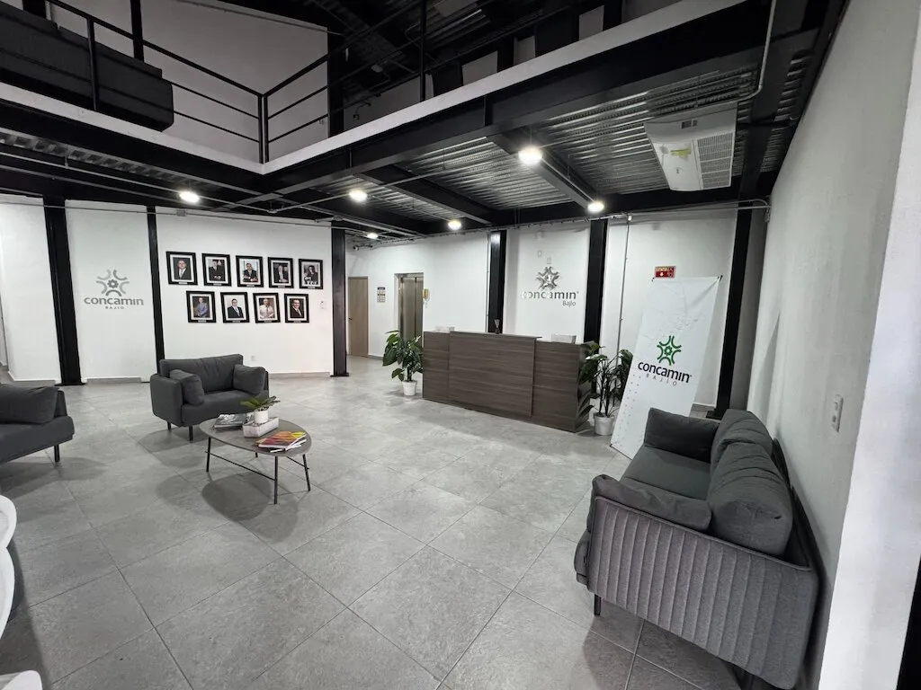 Recepción con sala de espera, mostrador y logotipos de CONCAMIN Bajío