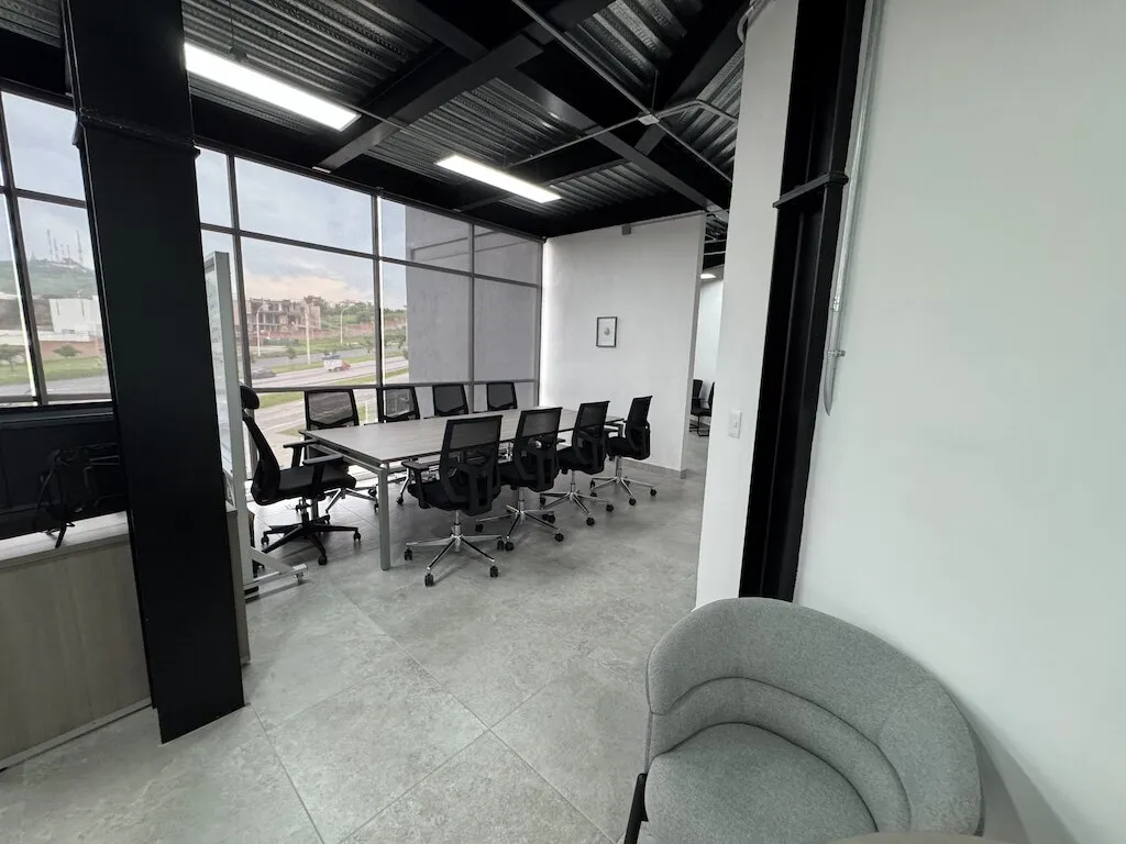Sala de juntas para doce personas con ventanales
